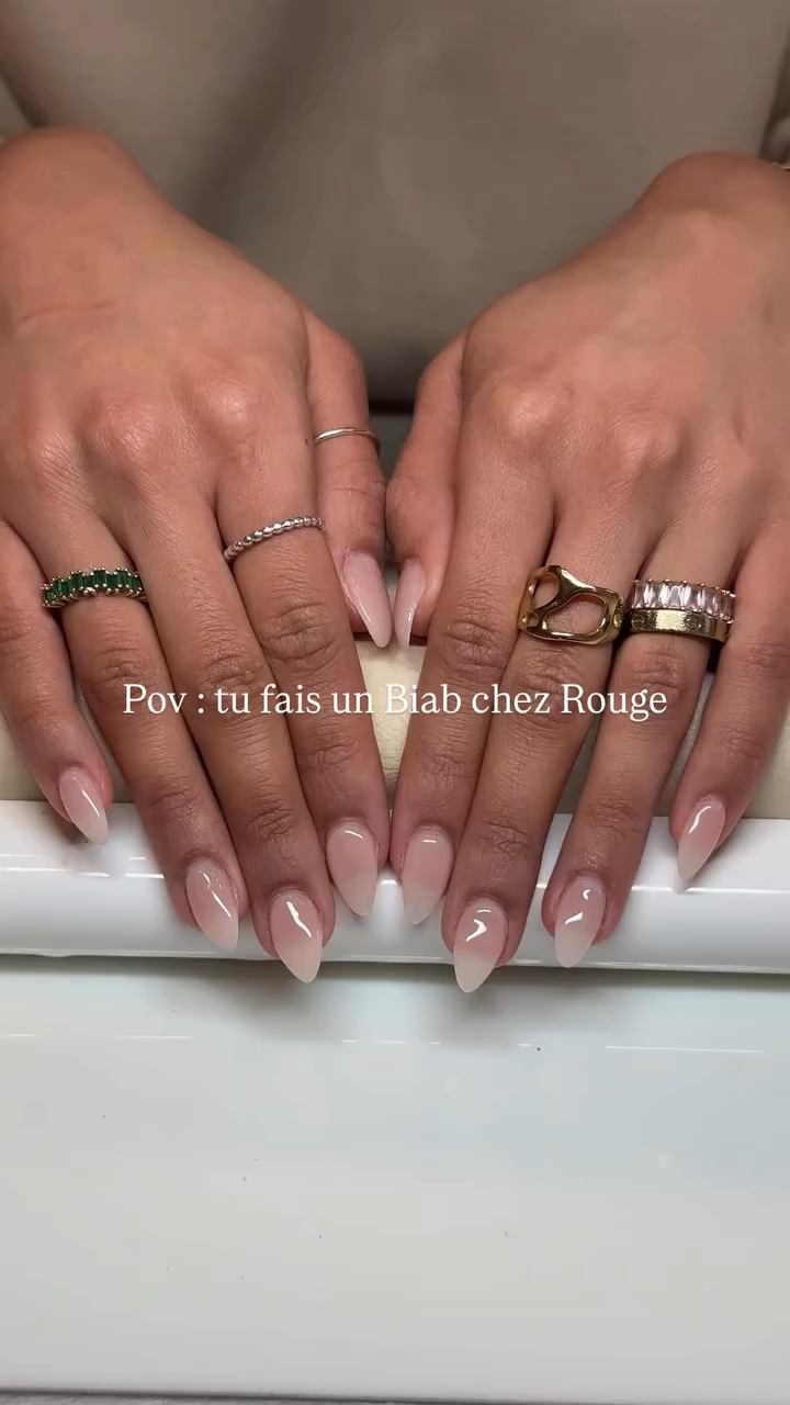 Vidéo Baby boomer - Pose de faux ongles en dégradé de couleur chez Rouge Paris 8