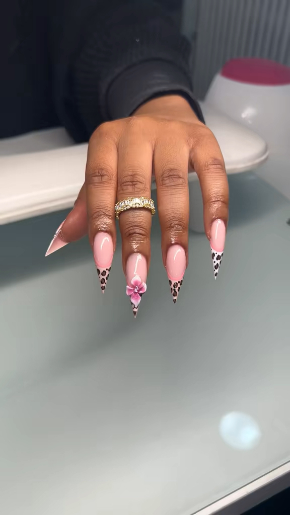 Vidéo Pose freestyle nails art charger ( devis chez Maenaails