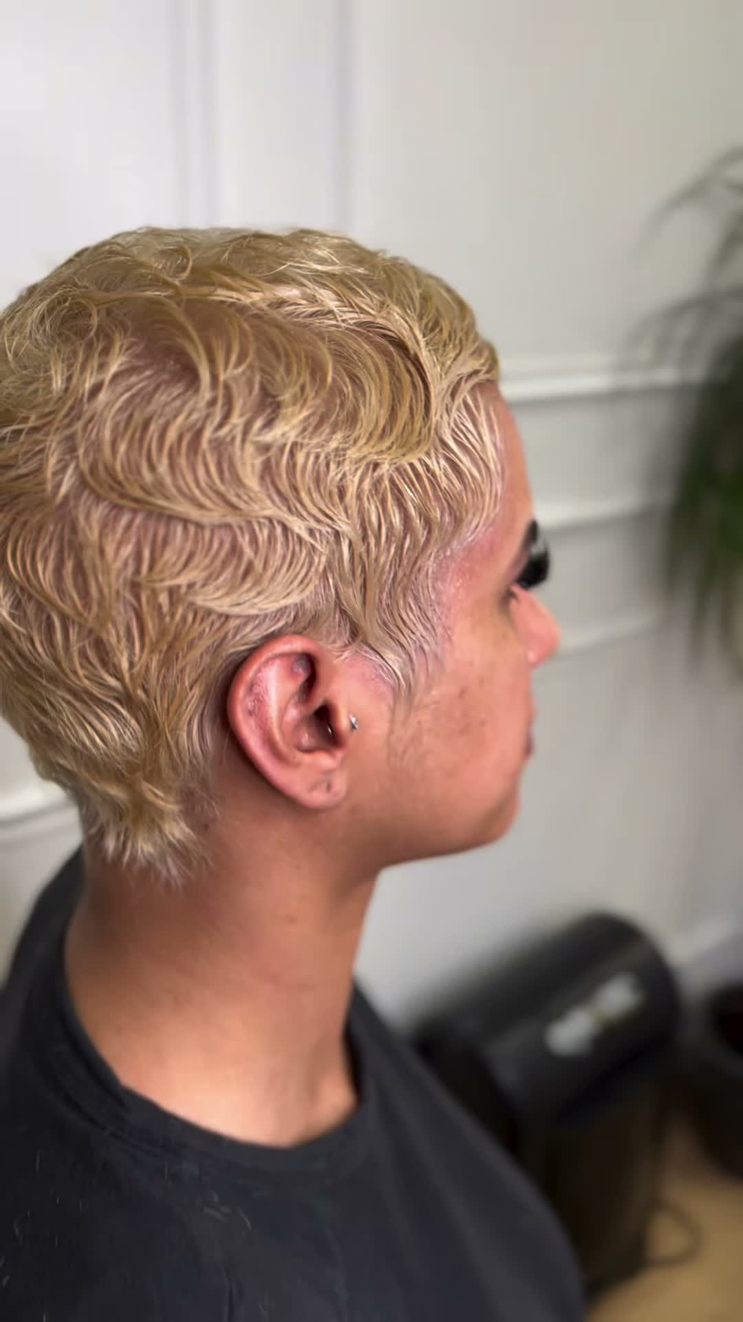 Vidéo Coloration balayage + patine + soin + coupe de pointe + coiffage - Highlight color chez IBE - International Beauty Expert