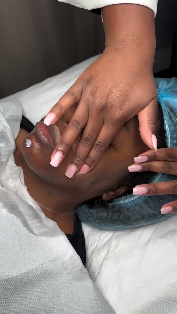 Vidéo Peeling aux algues + hydraglow chez DJENNA K INSTITUT