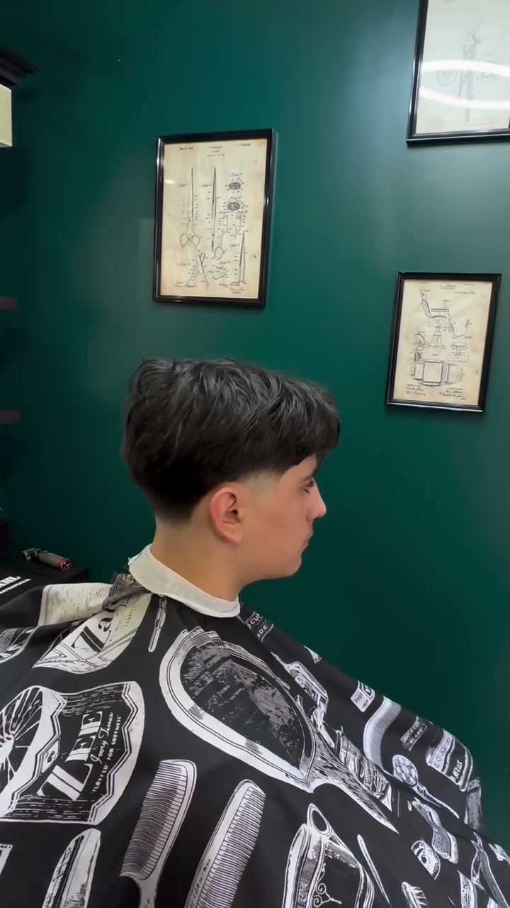 Vidéo Coupe Kings au ciseau chez Kingsman Barber