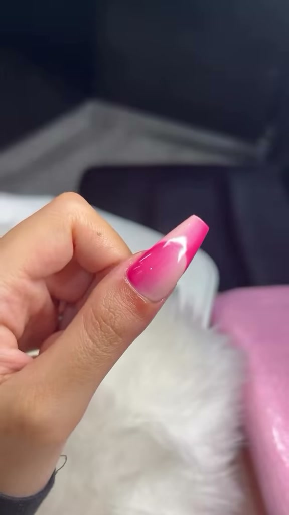 Vidéo Manucure et pose de vernis coloré chez Mix Beauty paris