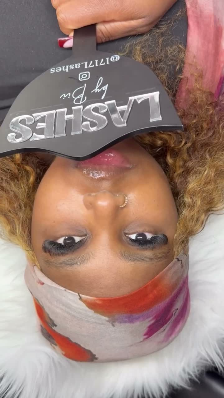 Vidéo Volume Russe Fluffy chez 1717Lashes