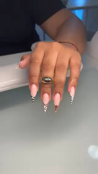 Vidéo Pose freestyle nails art charger ( devis chez Maenaails