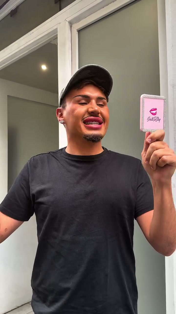 Vidéo Pose de strass dentaire composition illimité chez Smile To Slay