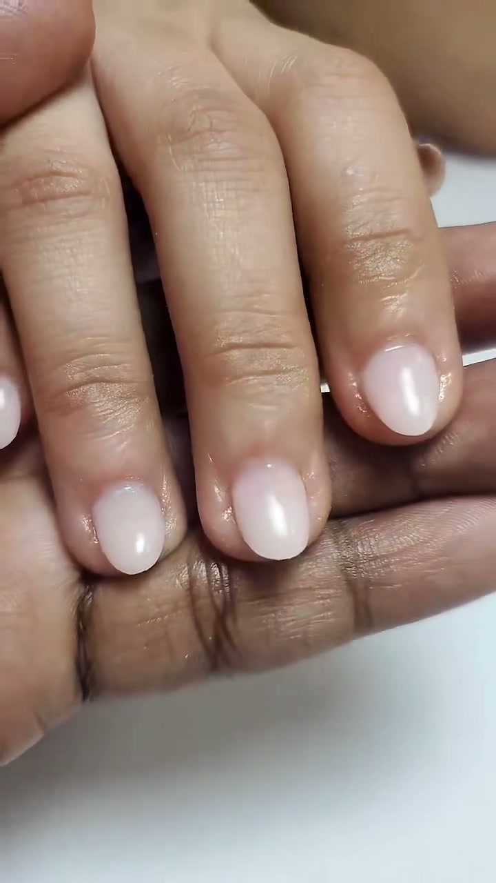 Vidéo Pose de gel ongle naturel avec vernis chez Pour la beauté