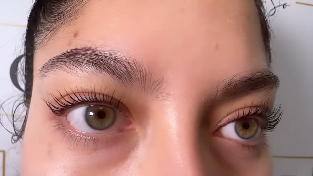 Vidéo Rehaussement de cils sans teinture chez Lashes.byso