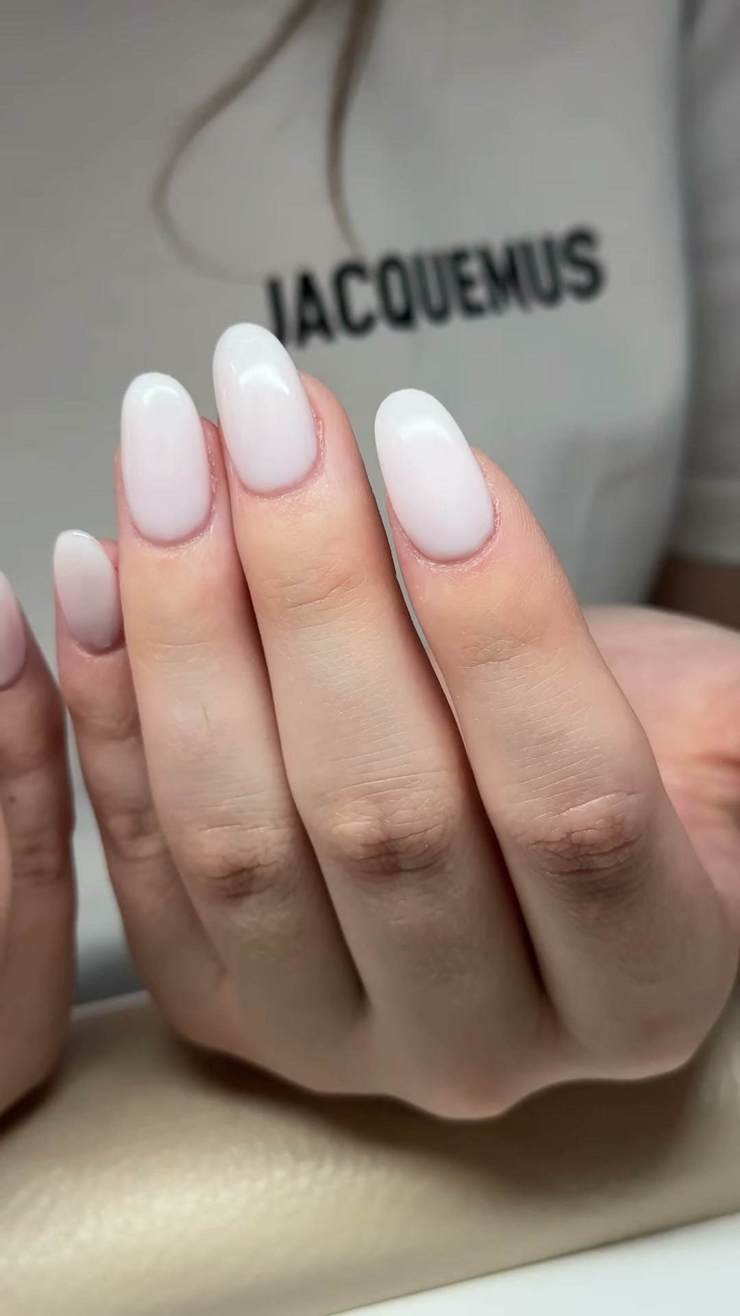 Vidéo Mains - Soin des ongles express et Pose de vernis semi-permanent chez Rouge Levallois