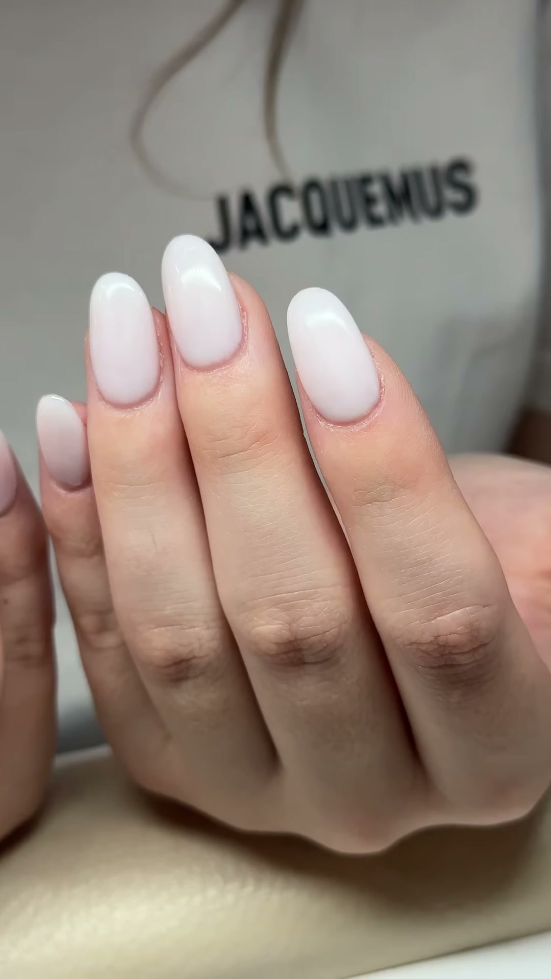 Vidéo Manucure complète et pose de vernis classic chez Rouge Paris 4