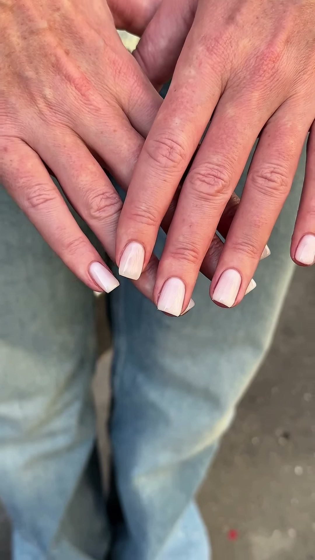 Vidéo Manucure complète et pose de vernis semi-permanent OPI Gel color chez Rouge Paris 4