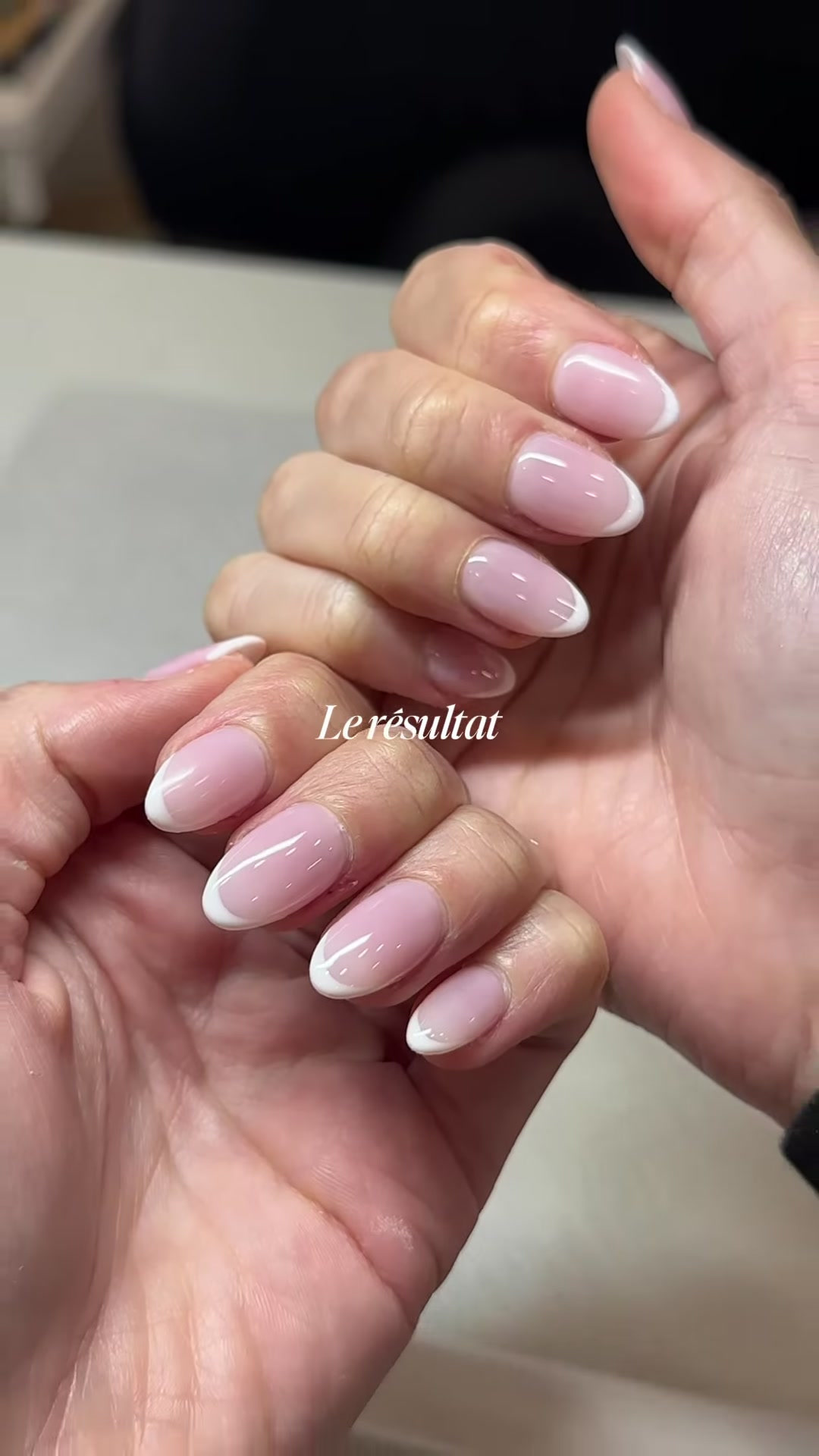 Vidéo Pose de faux ongles gel X avec capsules americaines chez Rouge Paris 17 Batignolles