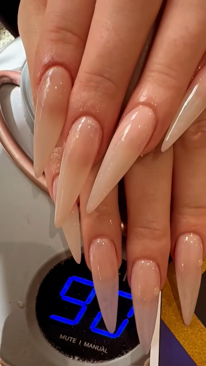 Vidéo Beauté des mains et pieds + vernis simple chez DH nails