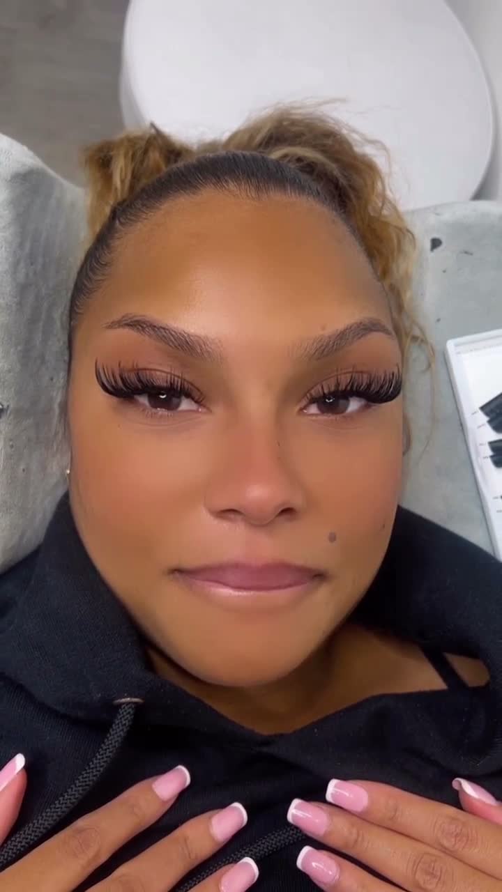 Vidéo Pose Strip Lash Set chez Nourya Lashes