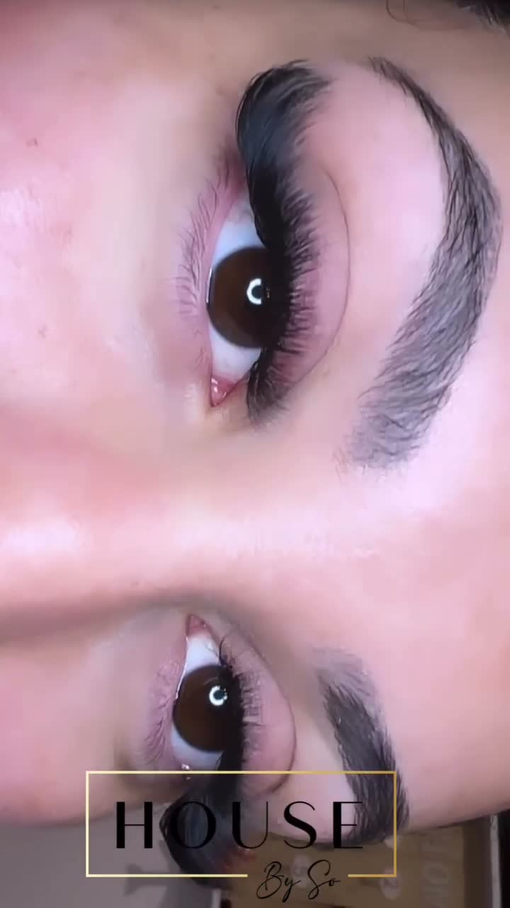 Vidéo Volume russe intense chez Lashes.byso