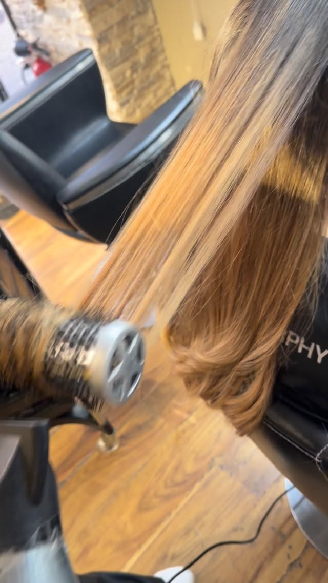Vidéo Forfait shampoing + coupe + brushing chez LAR 21 Paris