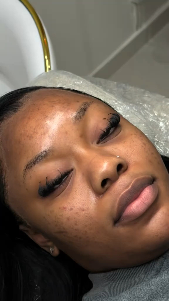 Vidéo Pose extensions de cils whispy chez LUCIA BEAUTY