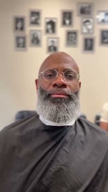 Vidéo Taille de barbe sculptée dégradée tondeuse chez STB PARIS