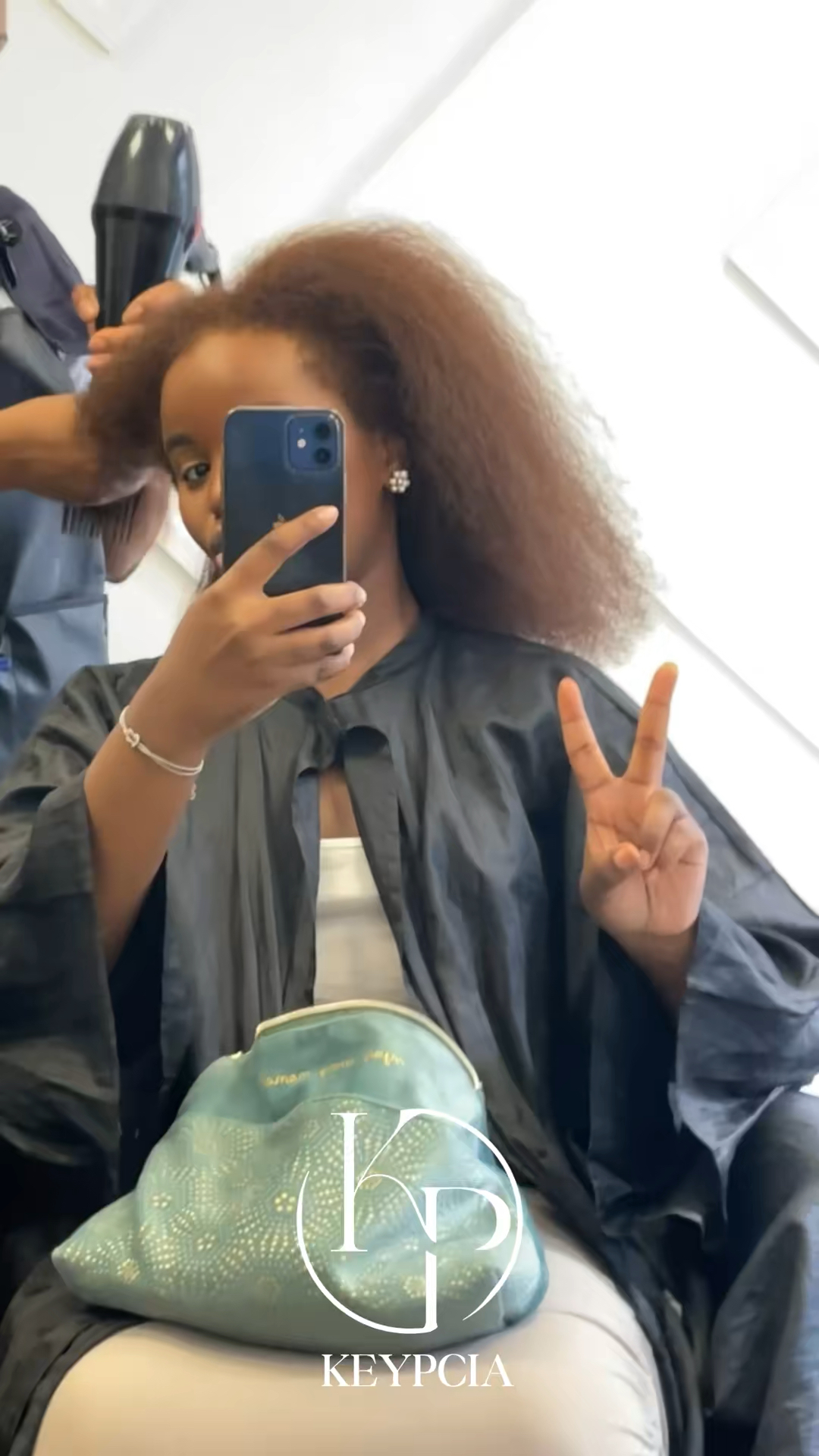 Vidéo Couleur + pointe + chevx mi-longs à partir de chez Keypcia - Coiffure afro