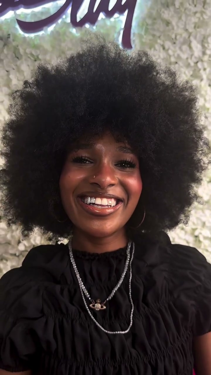 Vidéo Pose de strass dentaire composition illimité chez Smile To Slay