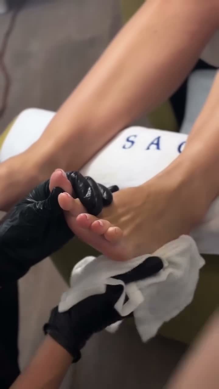 Vidéo Soin des pieds, soin des talons intense footlogix chez sacree paris esthetique