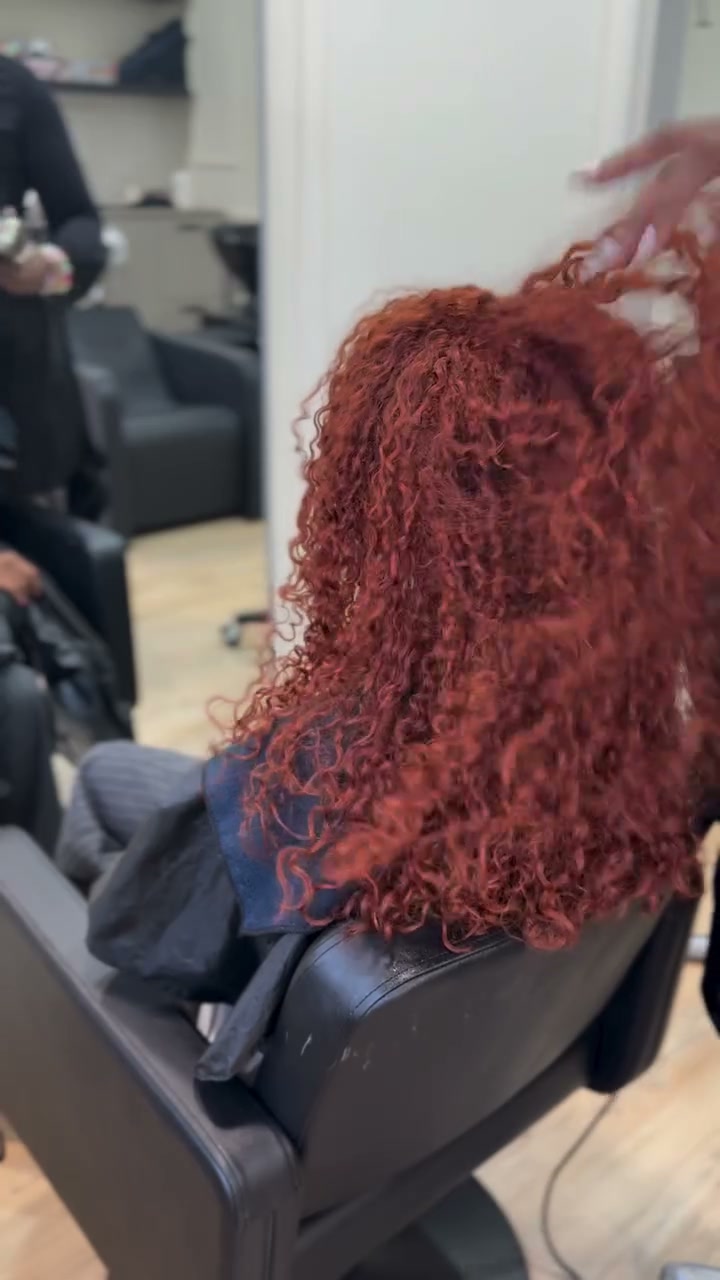 Vidéo Coloration Tête entière chez AIME HAIR STUDIO