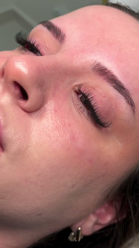 Vidéo Pose extensions de cil à cil chez LUCIA BEAUTY