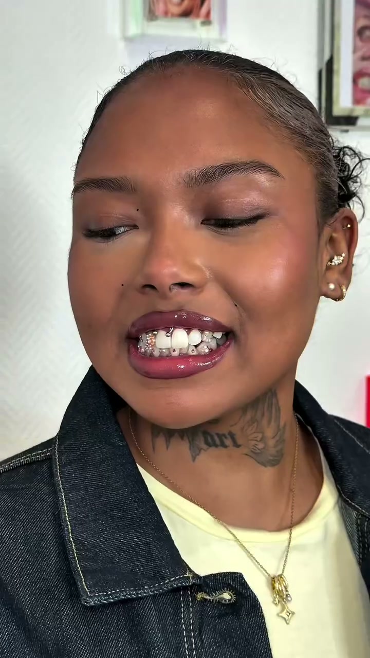 Vidéo Pose de strass dentaire composition illimité chez Smile To Slay