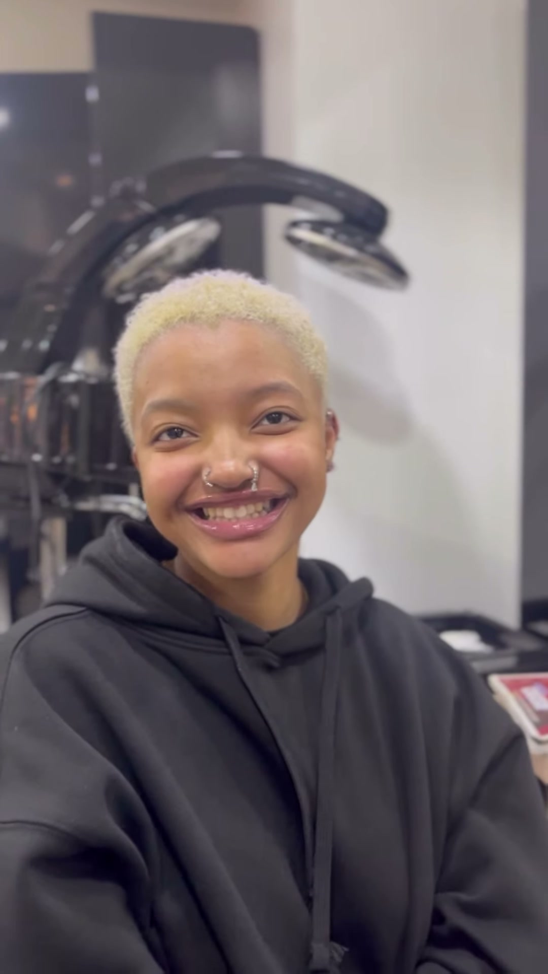 Vidéo Décoloration, shampoing et brushing - Femme chez Mix Beauty paris