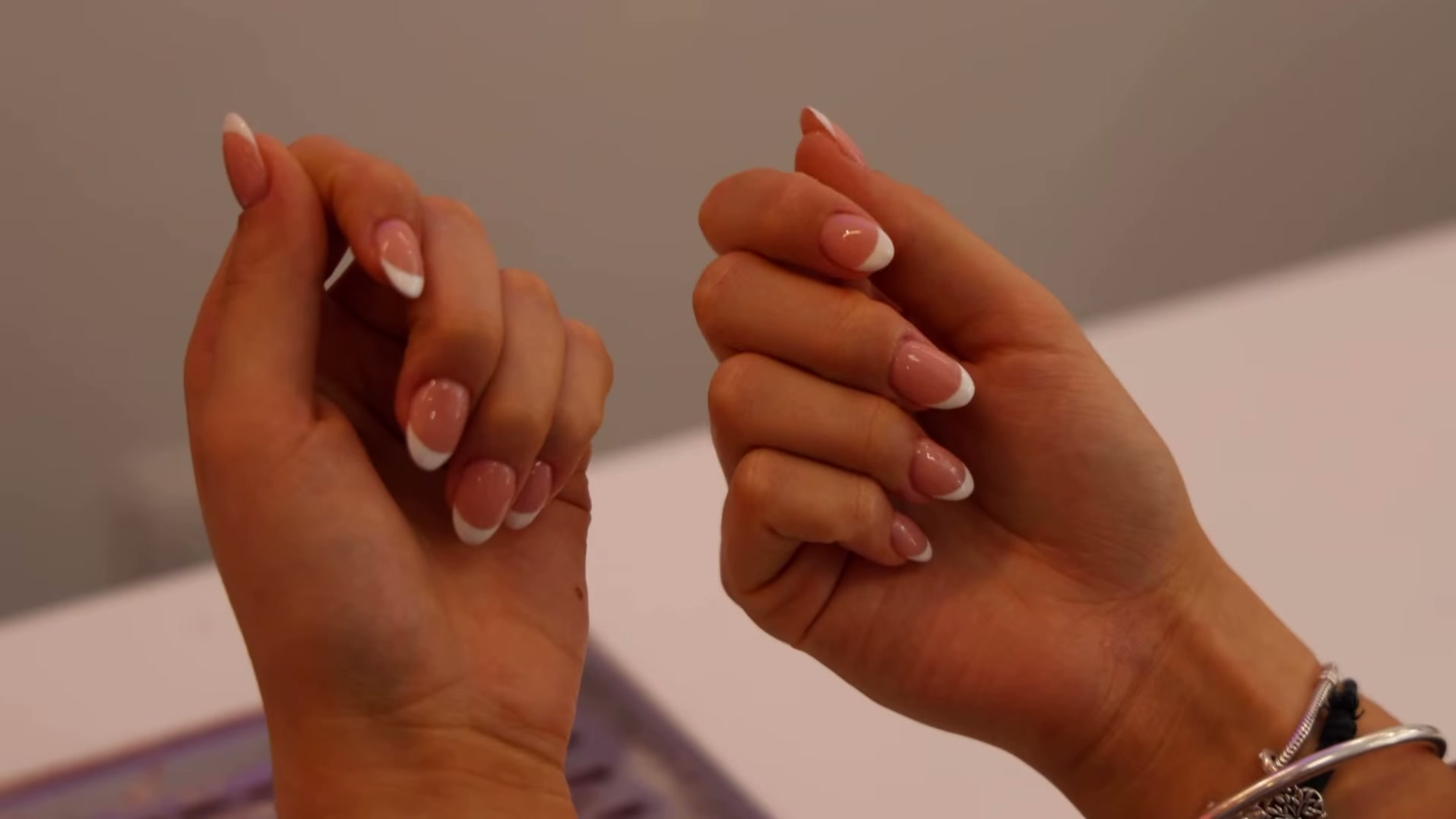 Vidéo Manucure complète et pose de vernis classic chez Rouge Paris 4