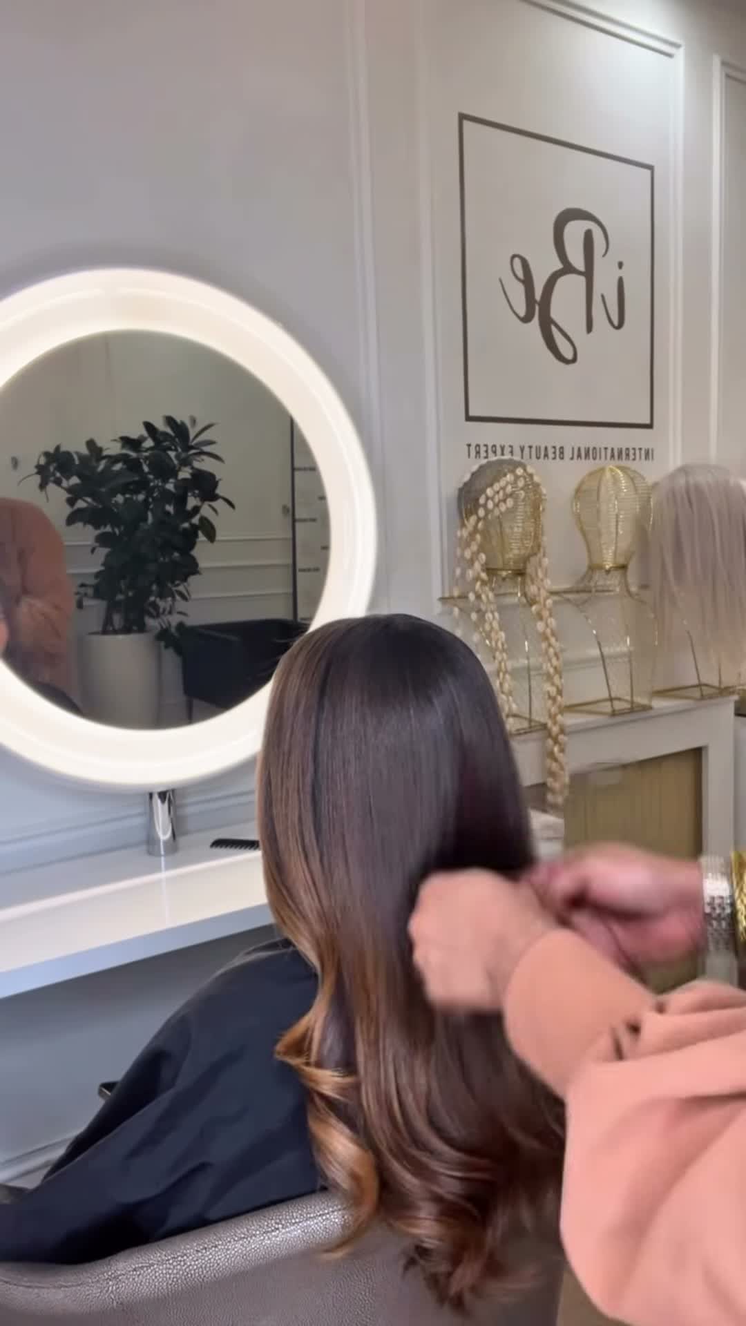Vidéo Shampoing & soin - Shampoo & care chez IBE - International Beauty Expert
