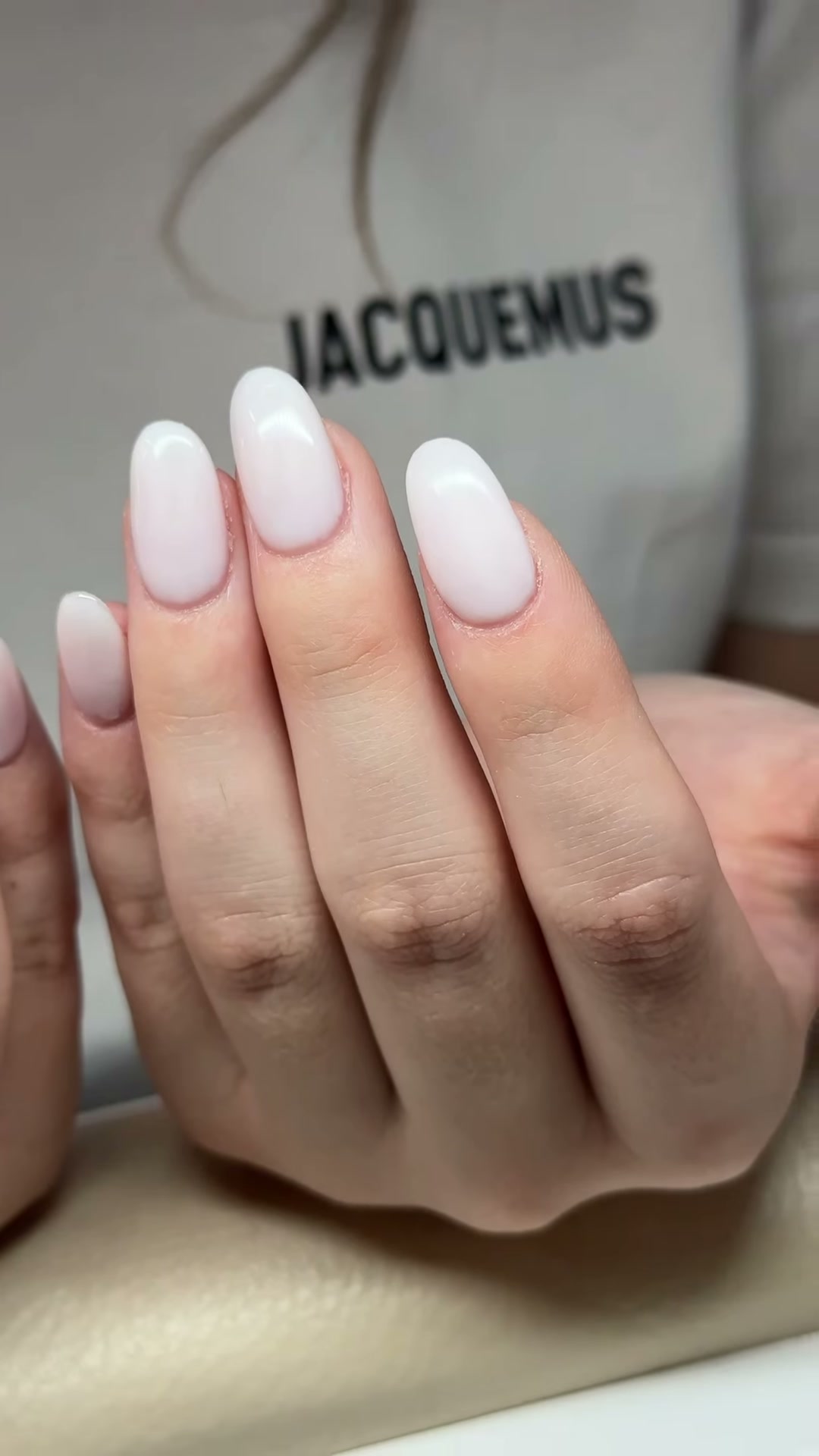 Vidéo Manucure complète et pose de vernis classic chez Rouge Paris 17 Batignolles