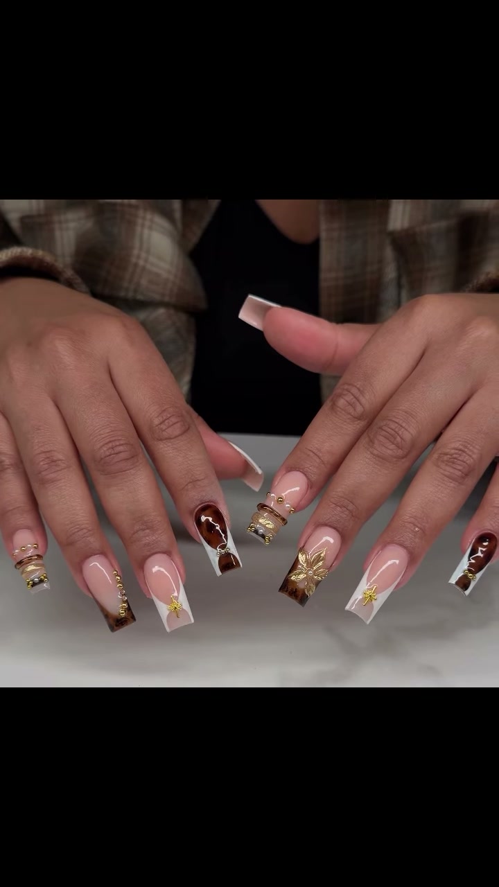 Vidéo Nail art simple/Nail art chargé/3d/airbrush/strass/bijoux/chrome / cat eyes … chez DY NAILZ
