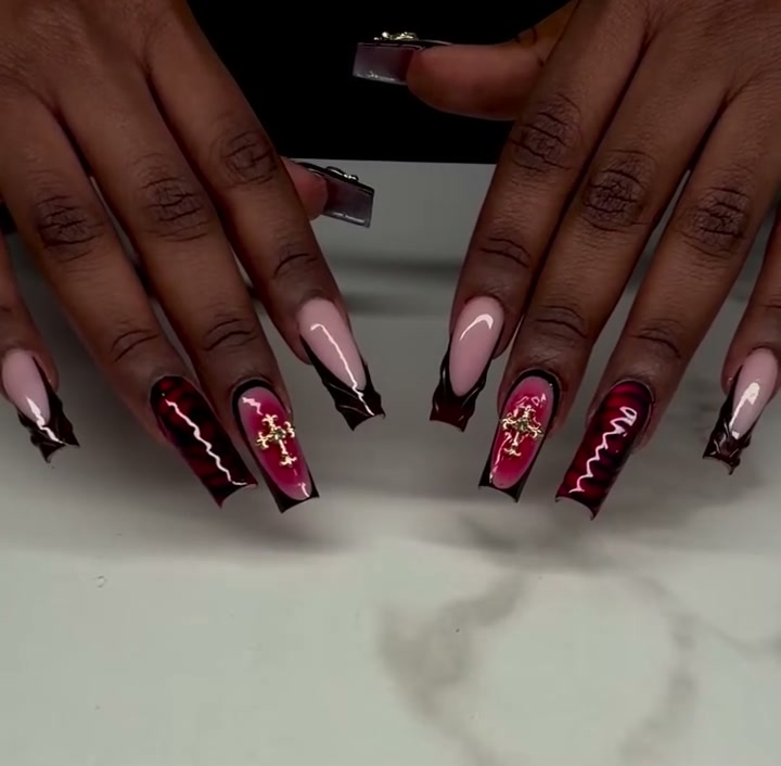 Vidéo Nail art simple/Nail art chargé/3d/airbrush/strass/bijoux/chrome / cat eyes … chez DY NAILZ