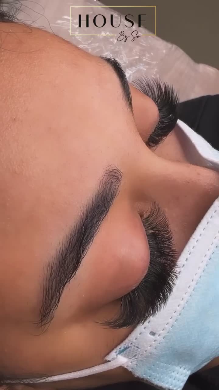 Vidéo Volume russe médium chez Lashes.byso