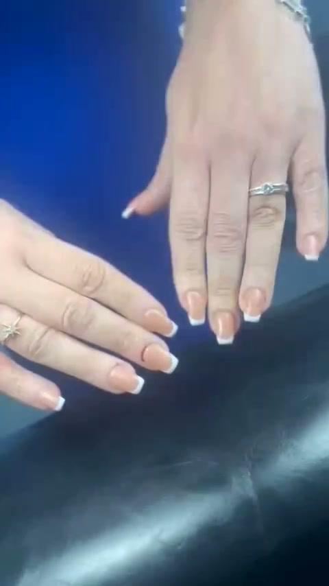 Vidéo Pose d’ongles gel French chez Pour la beauté