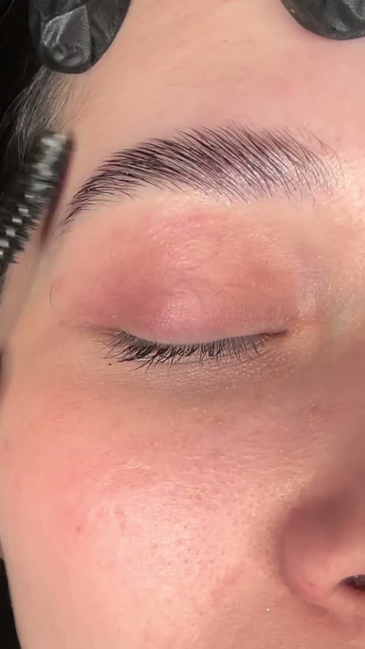 Vidéo Restructuration des sourcils naturelles chez sacree paris esthetique
