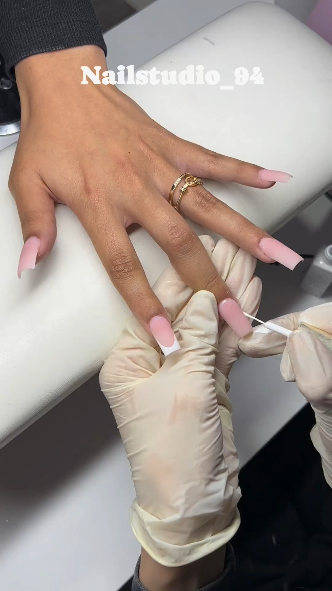 Vidéo Gainage resine ongles naturels + vernis semi permanent chez Alyanails Paris