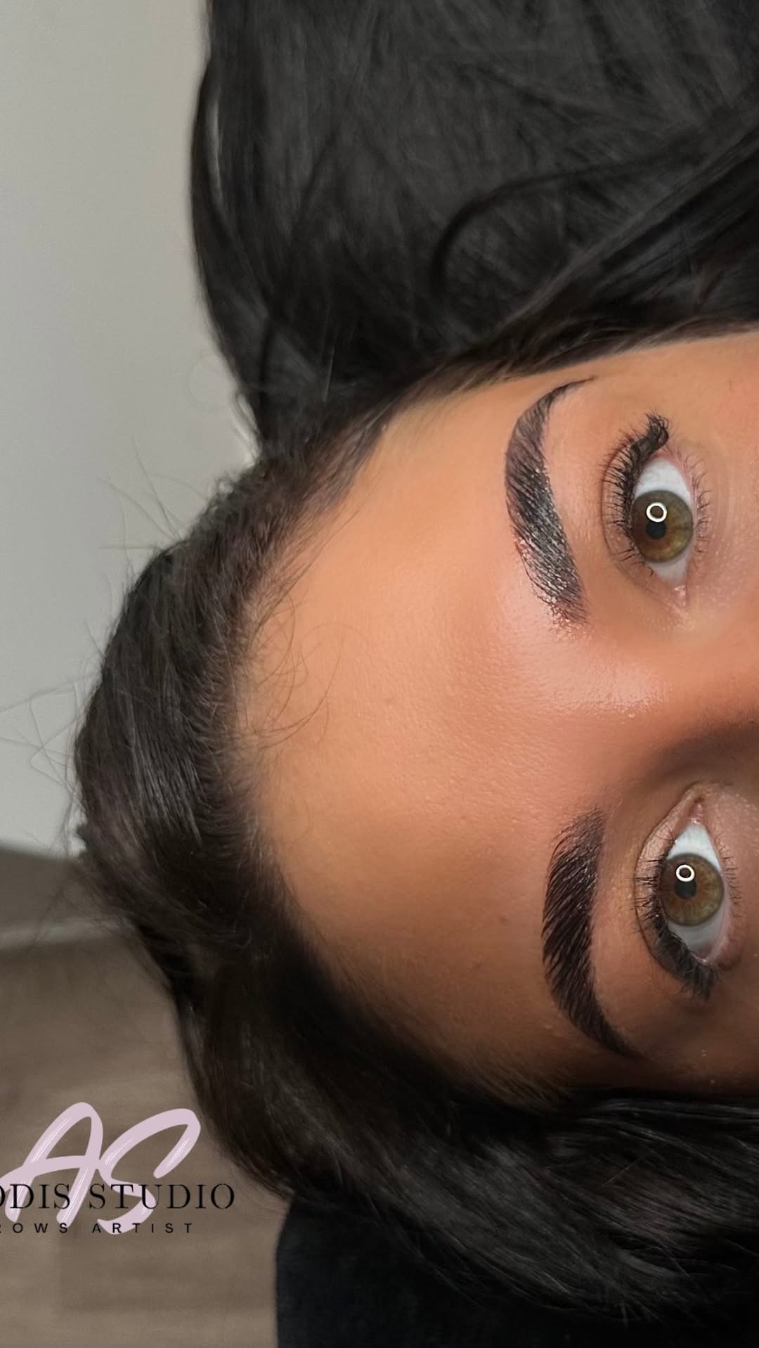 Vidéo Browlift + Épilation + Teinture hybride chez Alodis Studio