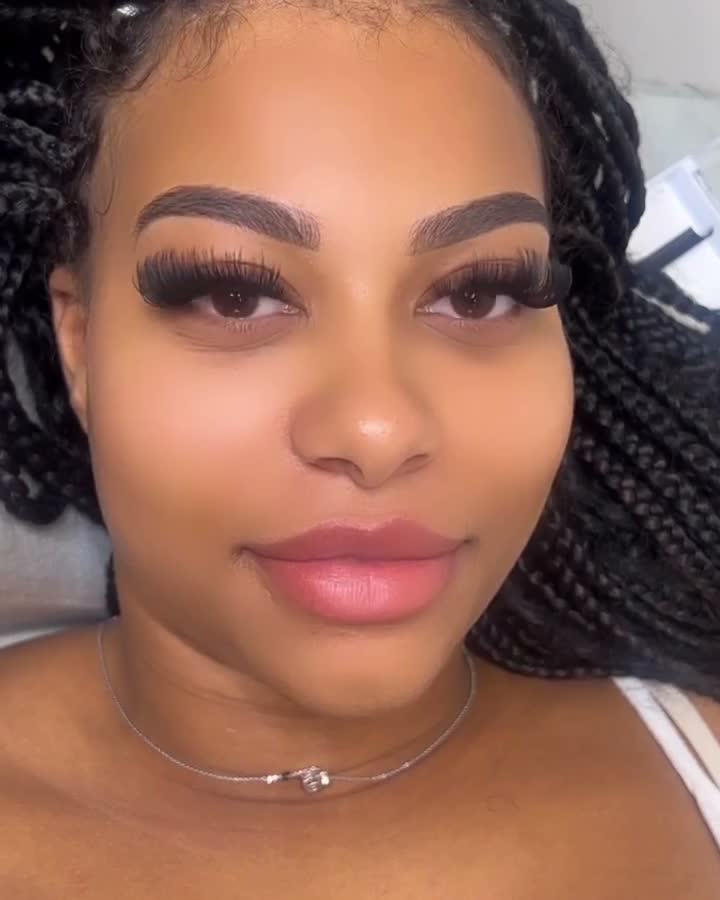 Vidéo Pose Volume Russe chez Nourya Lashes