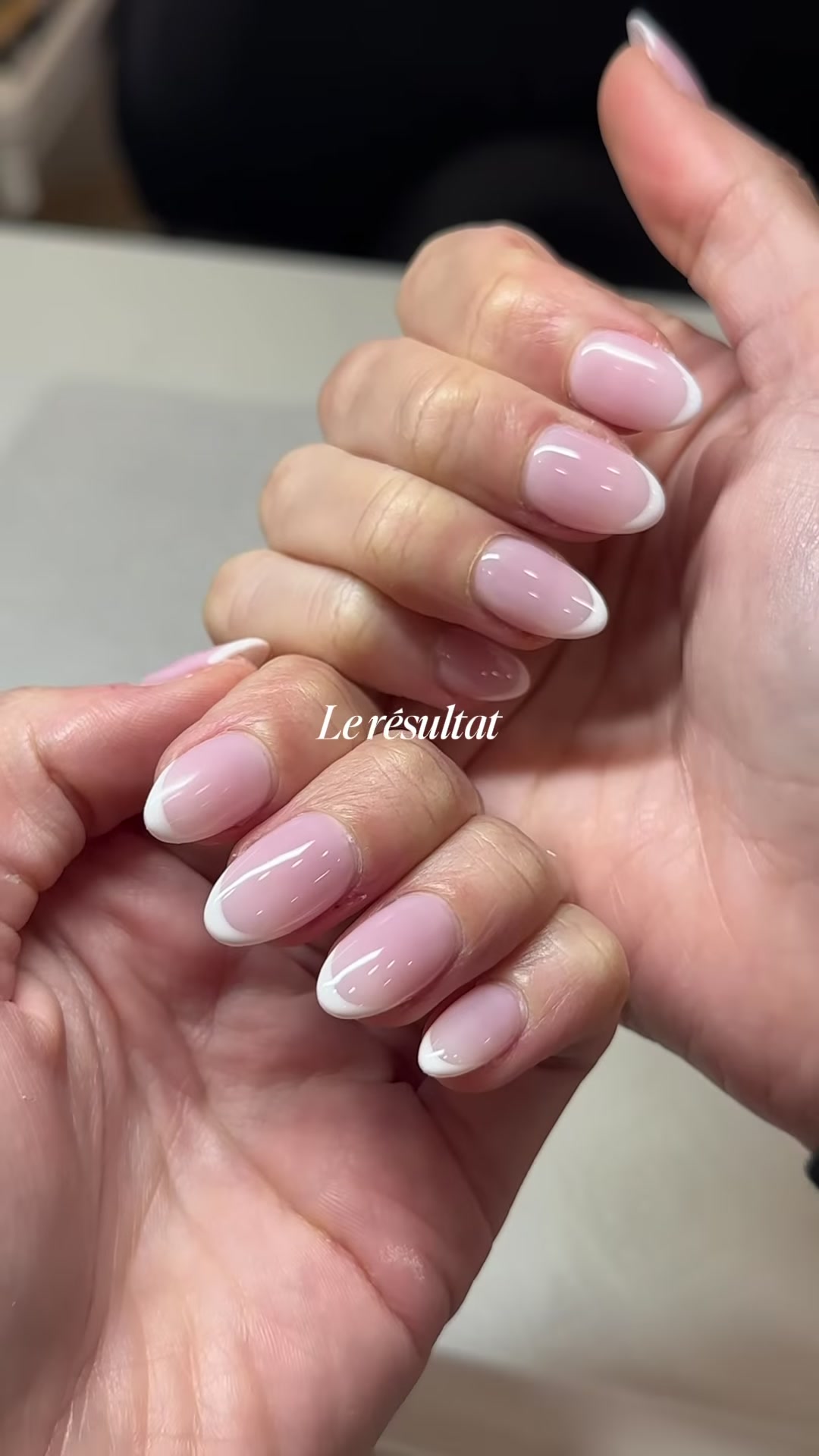 Vidéo Pose de faux ongles en Gel X avec capsules americaines chez Rouge Levallois