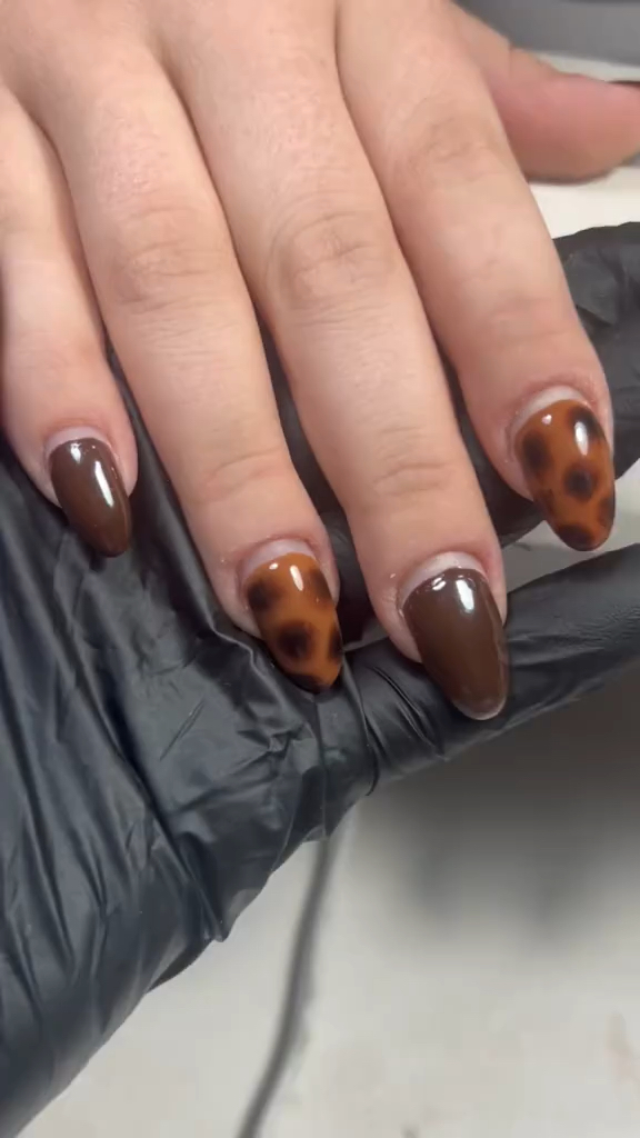 Vidéo Gainage sur ongles naturels avec couleur chez MLZ BEAUTY