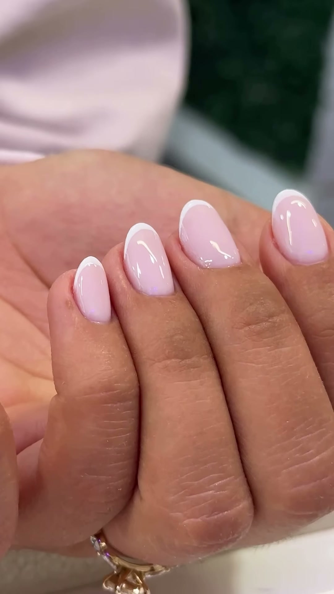 Vidéo Manucure complète et pose de vernis semi-permanent chez Rouge Levallois