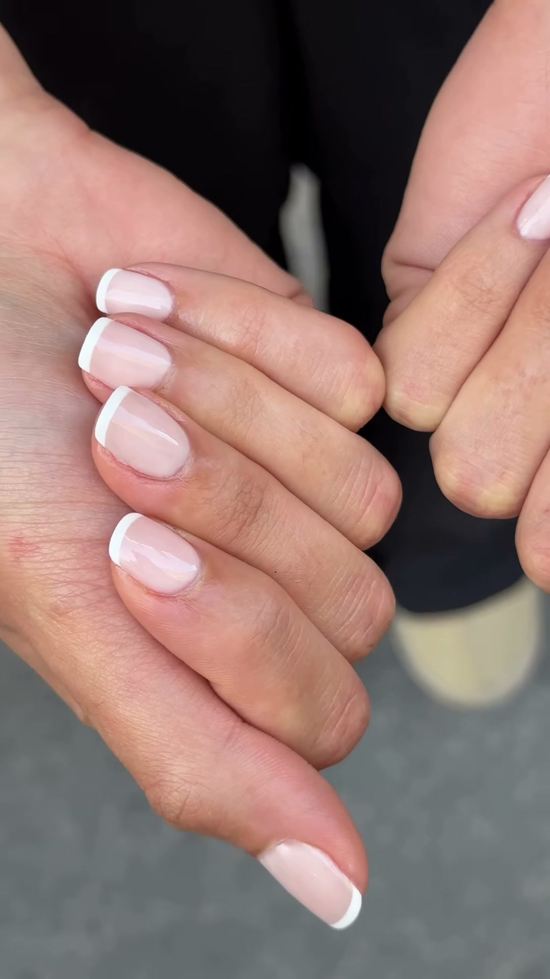 Vidéo Manucure complète et pose de vernis classic chez Rouge Paris 4