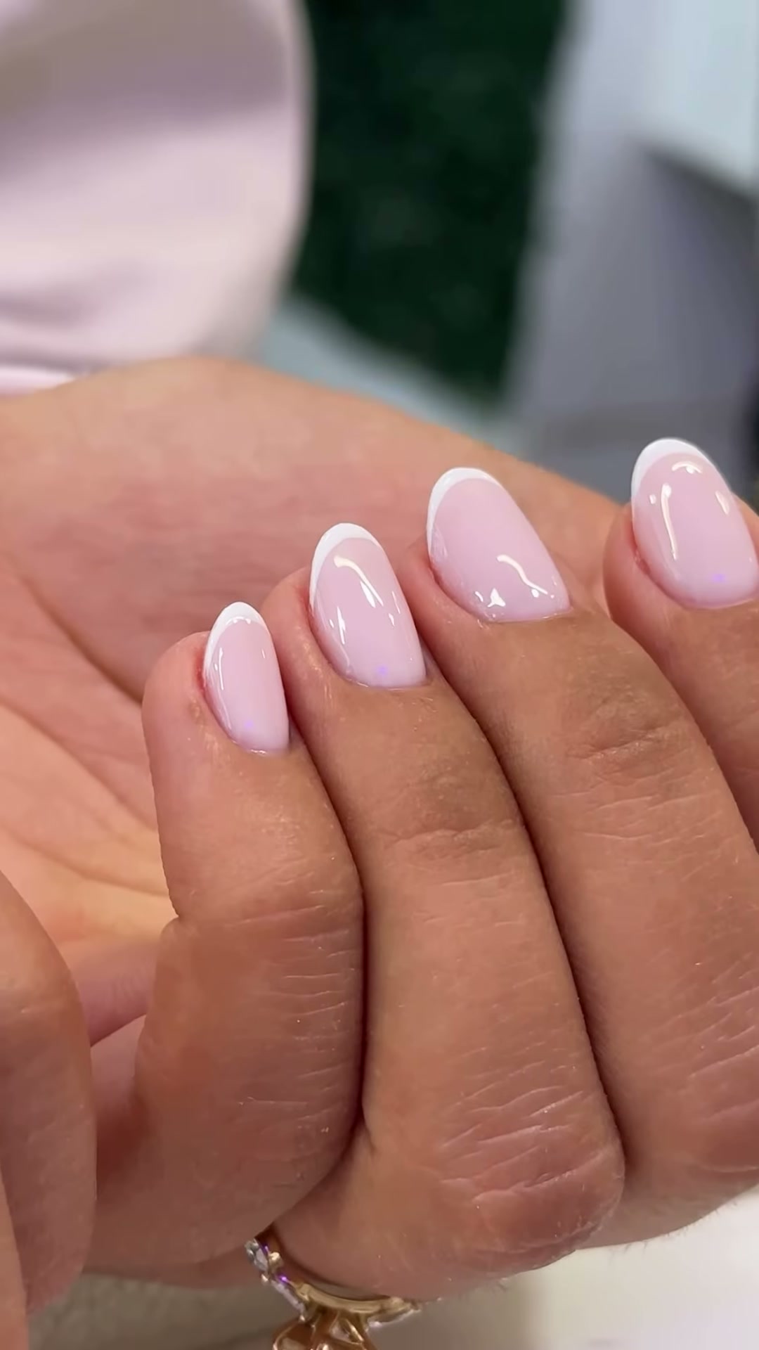 Vidéo Manucure complète et pose de vernis classic chez Rouge Paris 4