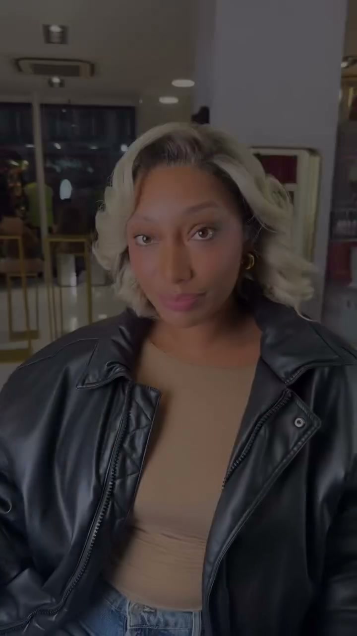Vidéo Pose de perruque frontal avec colle chez Velvety Paris