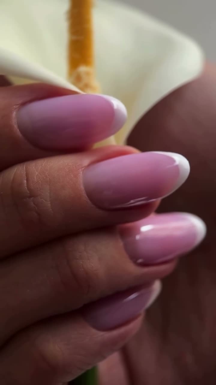 Vidéo Manucure russe chez sacree paris esthetique