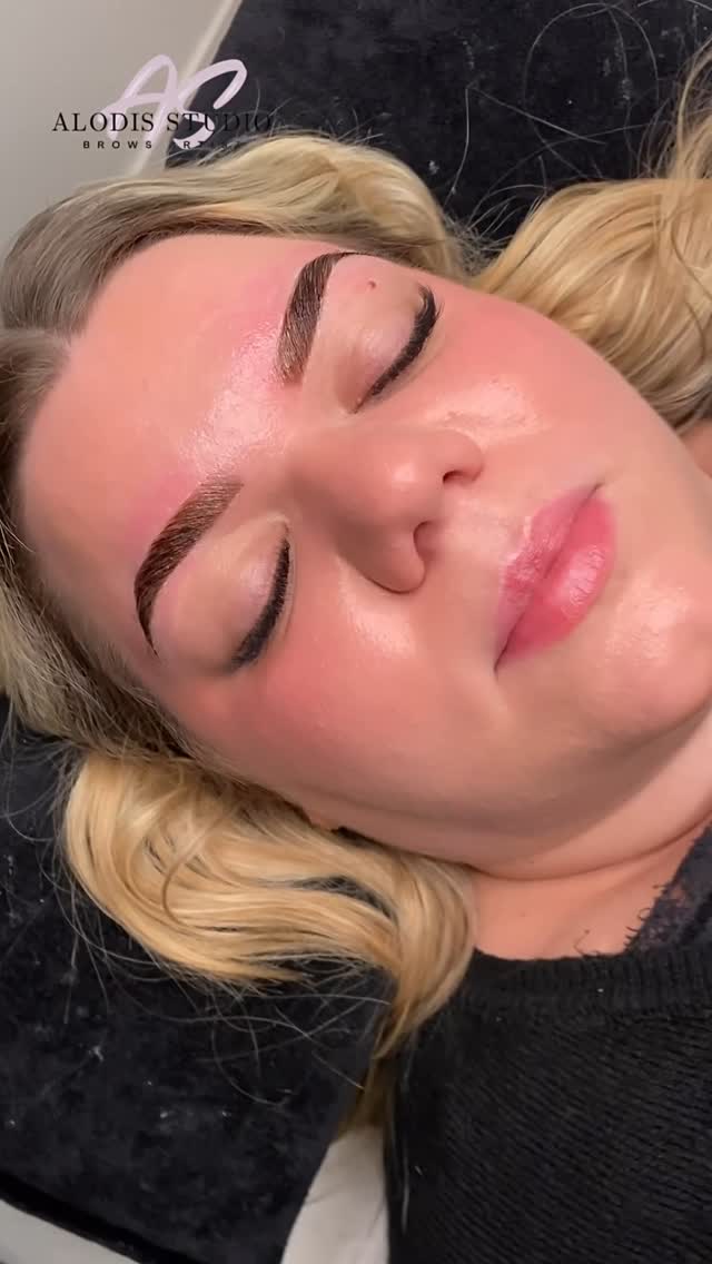 Vidéo Teinture hybride sourcils chez Alodis Studio