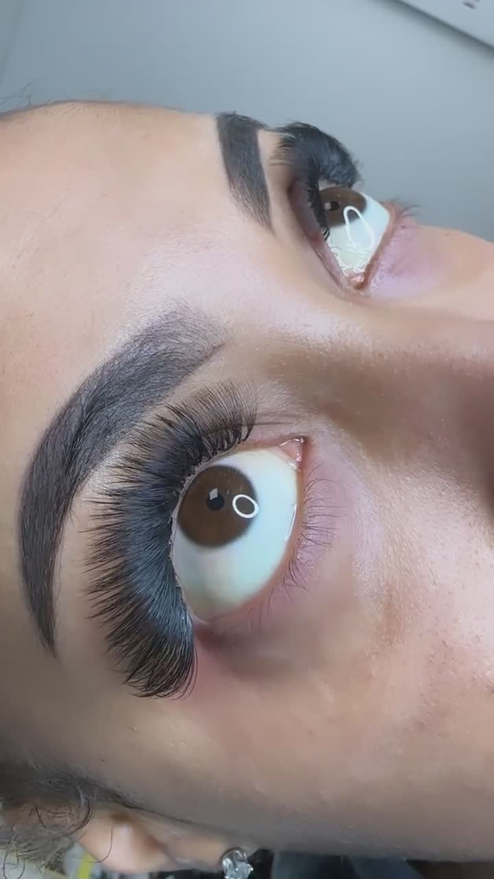Vidéo Volume russe intense chez Lashes.byso