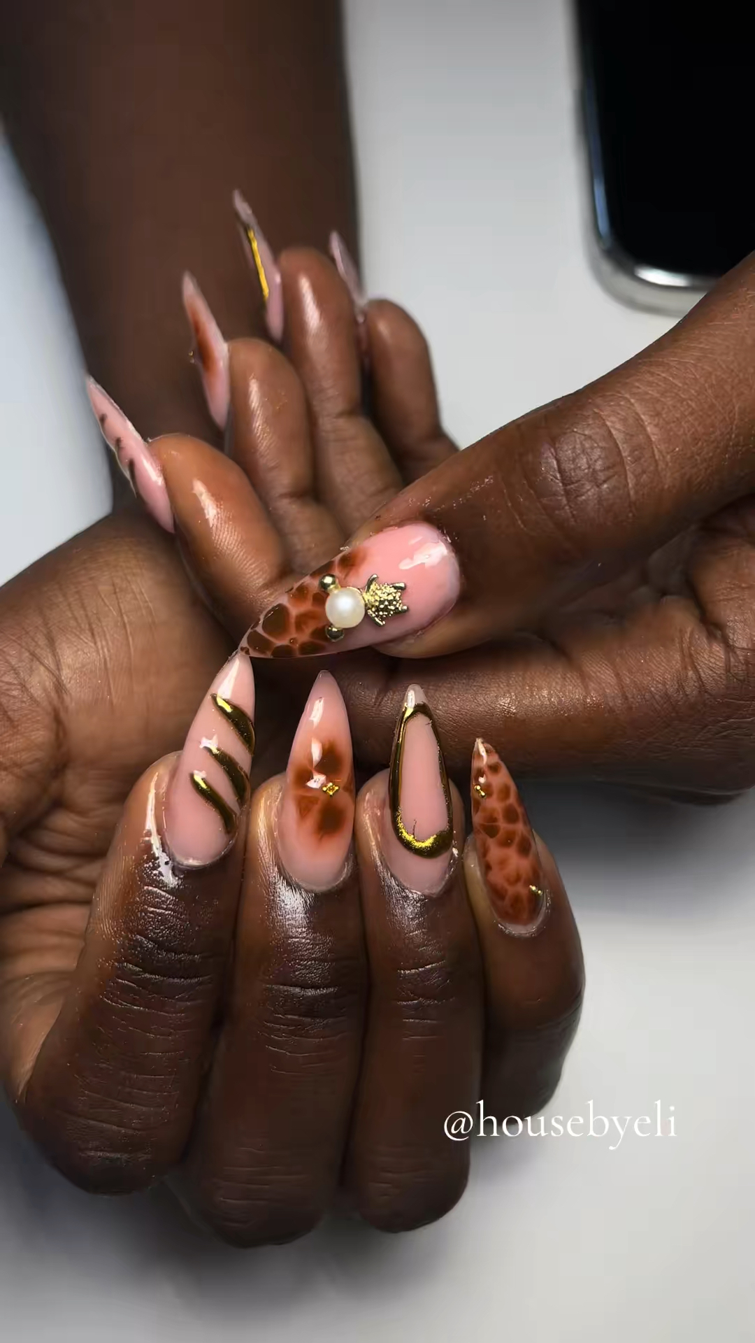 Vidéo Gel capsules + nail art N°2 chez House by Eli
