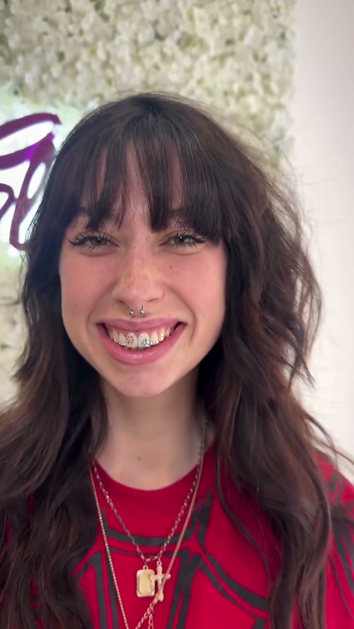 Vidéo Pose de strass dentaire composition illimité chez Smile To Slay